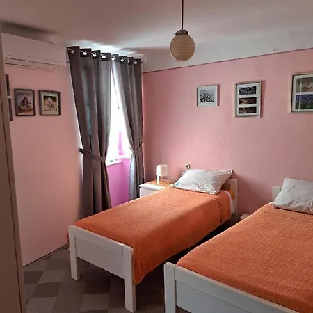 House Tomic * Cres